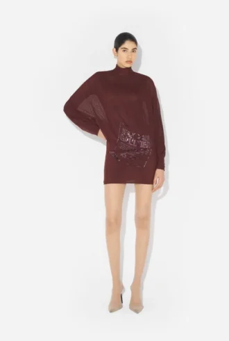 Rochia scurtă brodată în culoarea burgund